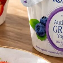 Kolios grčki tradicionalni jogurt jagoda/borovnica 0% 150 g, Fortuna